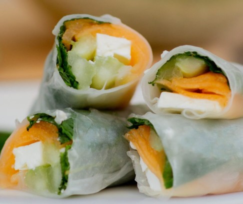 Rouleaux-de-printemps-au-melon-concombre-et-feta