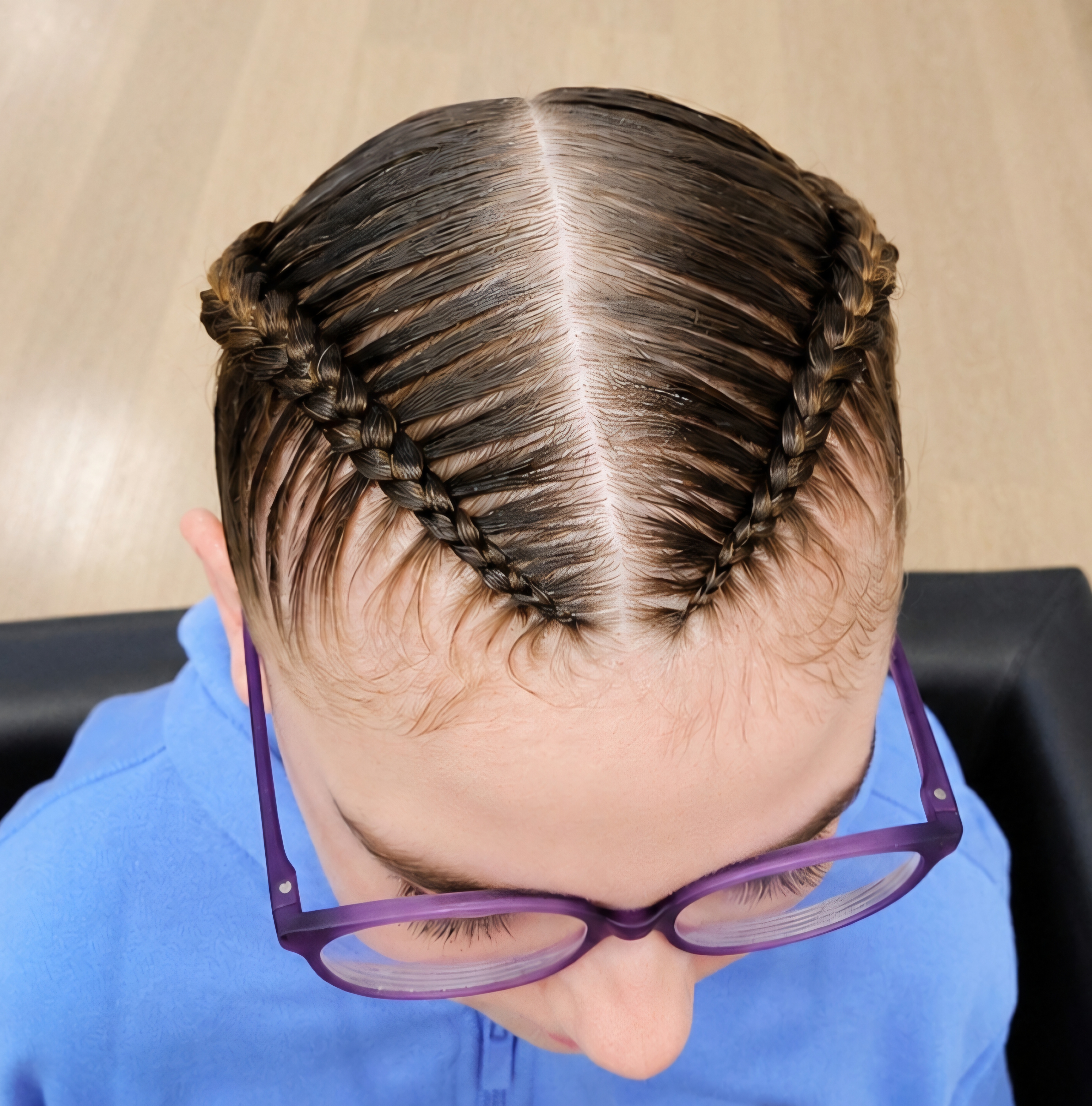 Découvrez nos 2 nattes plaquées cornrow réalisées avec précision dans notre salon à Vienne. Cette coiffure africaine élégante, tendance et protectrice convient à tous types de cheveux et offre un rendu soigné, moderne et durable. Spécialistes des cornrows et nattes plaquées, nous réalisons des coiffures personnalisées pour sublimer votre style tout en protégeant vos cheveux naturels.