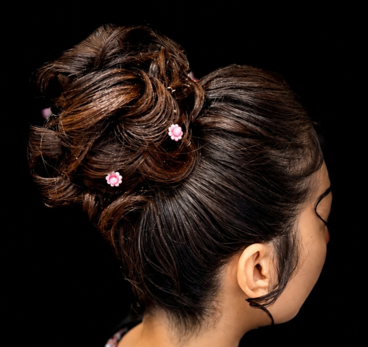 Découvrez notre expertise en chignon de mariée naturel à Vienne avec des coiffures élégantes, douces et raffinées réalisées sur mesure. Notre salon crée des chignons naturels et romantiques adaptés à votre style, votre robe et votre texture de cheveux pour sublimer votre beauté le jour de votre mariage. Profitez d’une coiffure de mariée longue tenue, moderne et harmonieuse pour un rendu chic et authentique