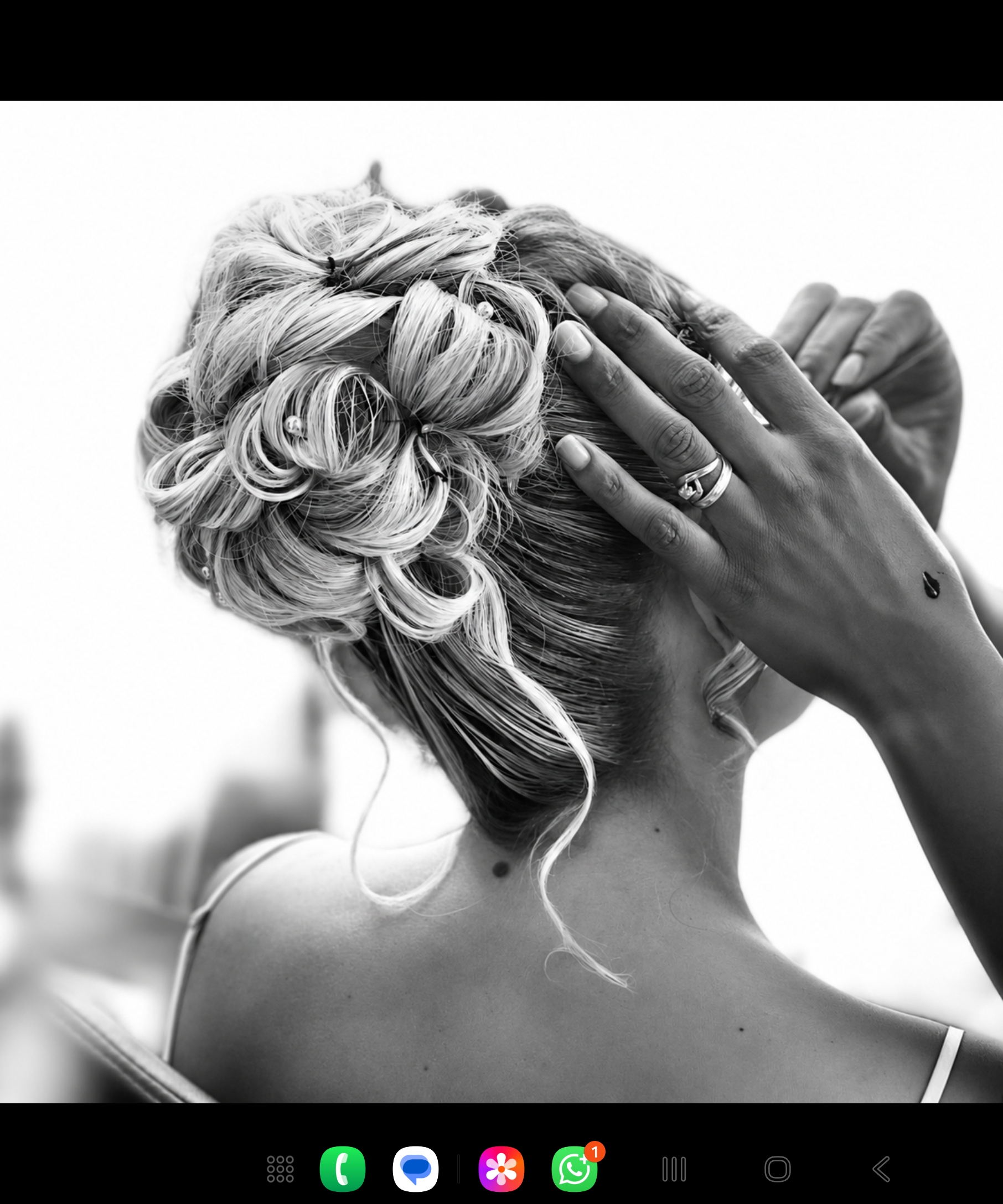 Découvrez notre prestation mariée sophistiquée à Vienne avec coiffure et maquillage haut de gamme réalisés sur mesure pour sublimer votre élégance le jour de votre mariage. Notre salon crée des mises en beauté raffinées, glamour et longue tenue adaptées à votre style, votre robe et votre événement. Profitez d’un accompagnement professionnel et d’un rendu chic, moderne et sophistiqué pour être resplendissante lors du plus beau jour de votre vie.