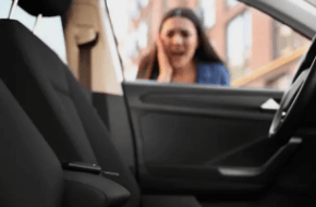 Ouverture de porte de voiture claquée sans dégâts par votre serrurier automobile entre Bandol et Saint-Tropez.