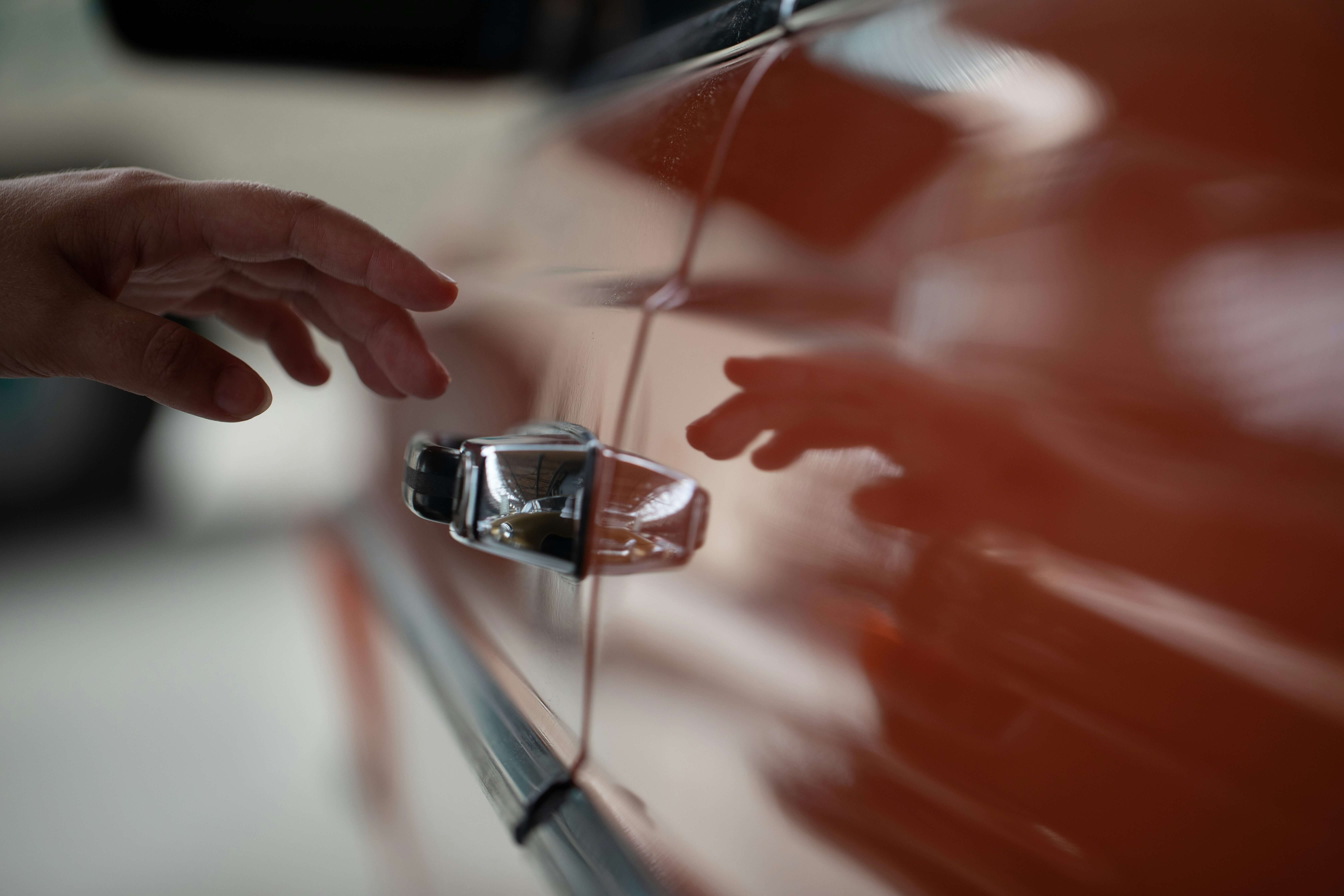 Ouverture de porte claquée, perte totale de clés de voiture