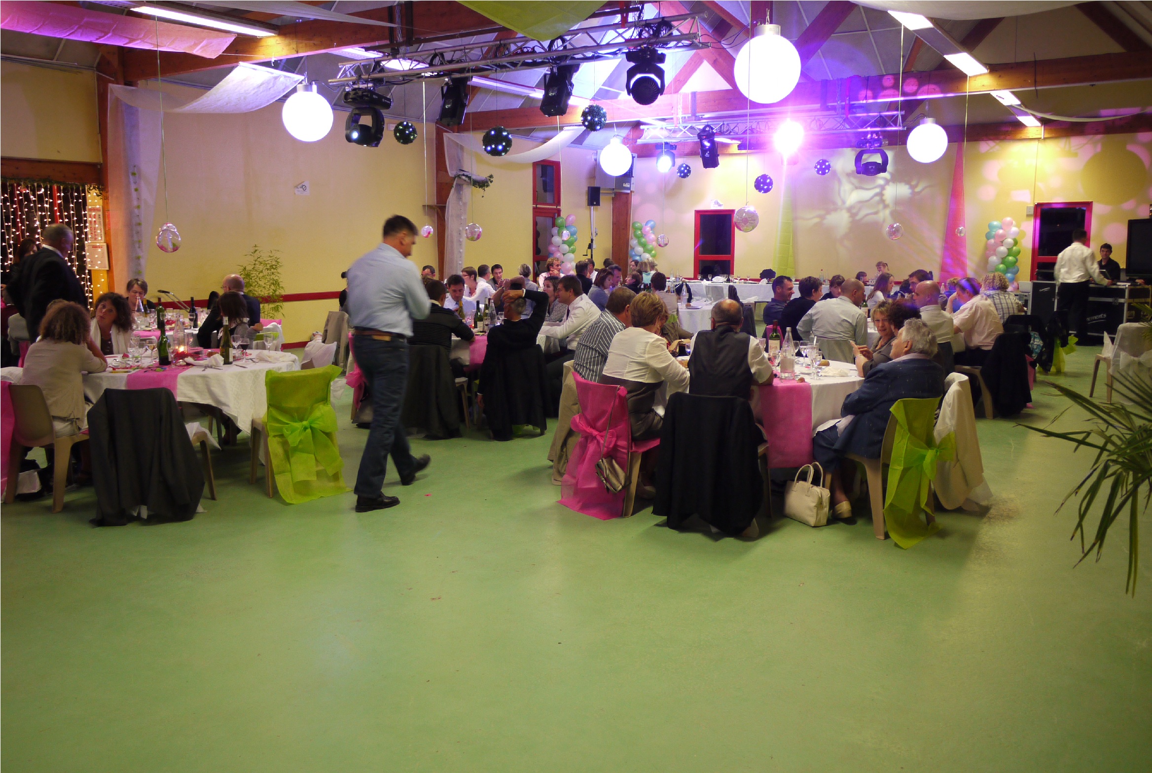 Exemple de decoration de salle realiser par nos equipes theme fushia vert pomme