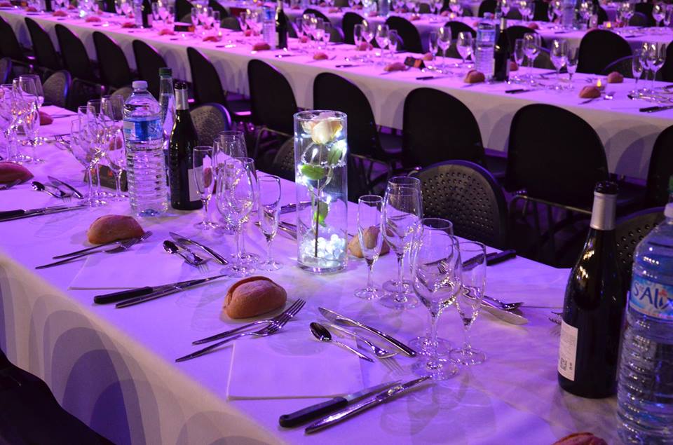 Centre de table vase 30cm rose blanc et champagne avec galets et guirlande led blanc froid 