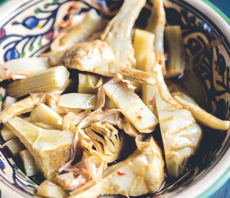 Artichauts-crus-aux-amandes-et-feta