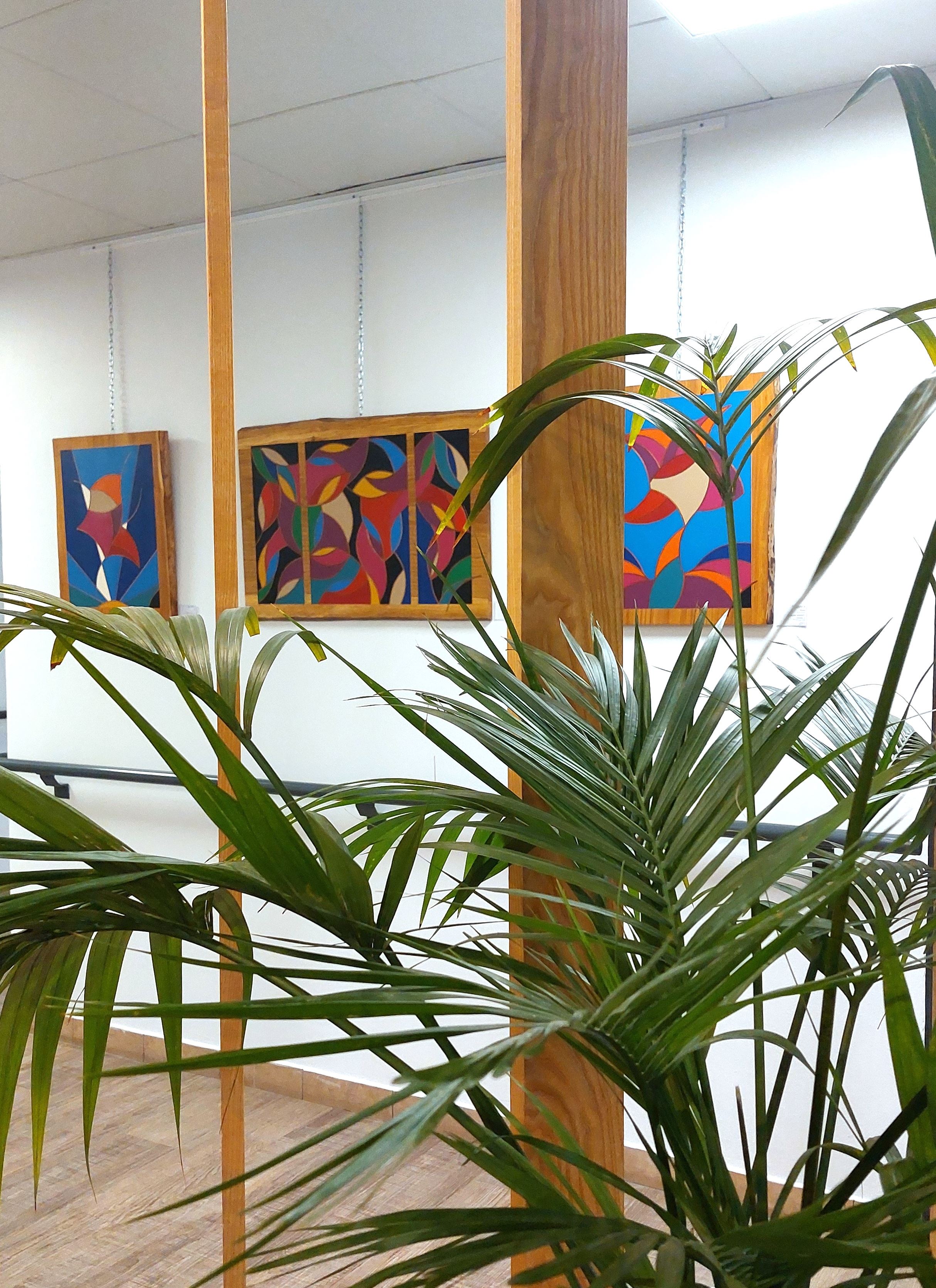 Vue de trois œuvres d'art abstrait de la collection Abstraktica par l'artiste David Vereecken lors de son exposition individuelle à la Villa Opaline (Lagord). Présentation de créations uniques réalisées avec la technique d'art contemporain du cloisonnage bois-résine en Charente-Maritime.
