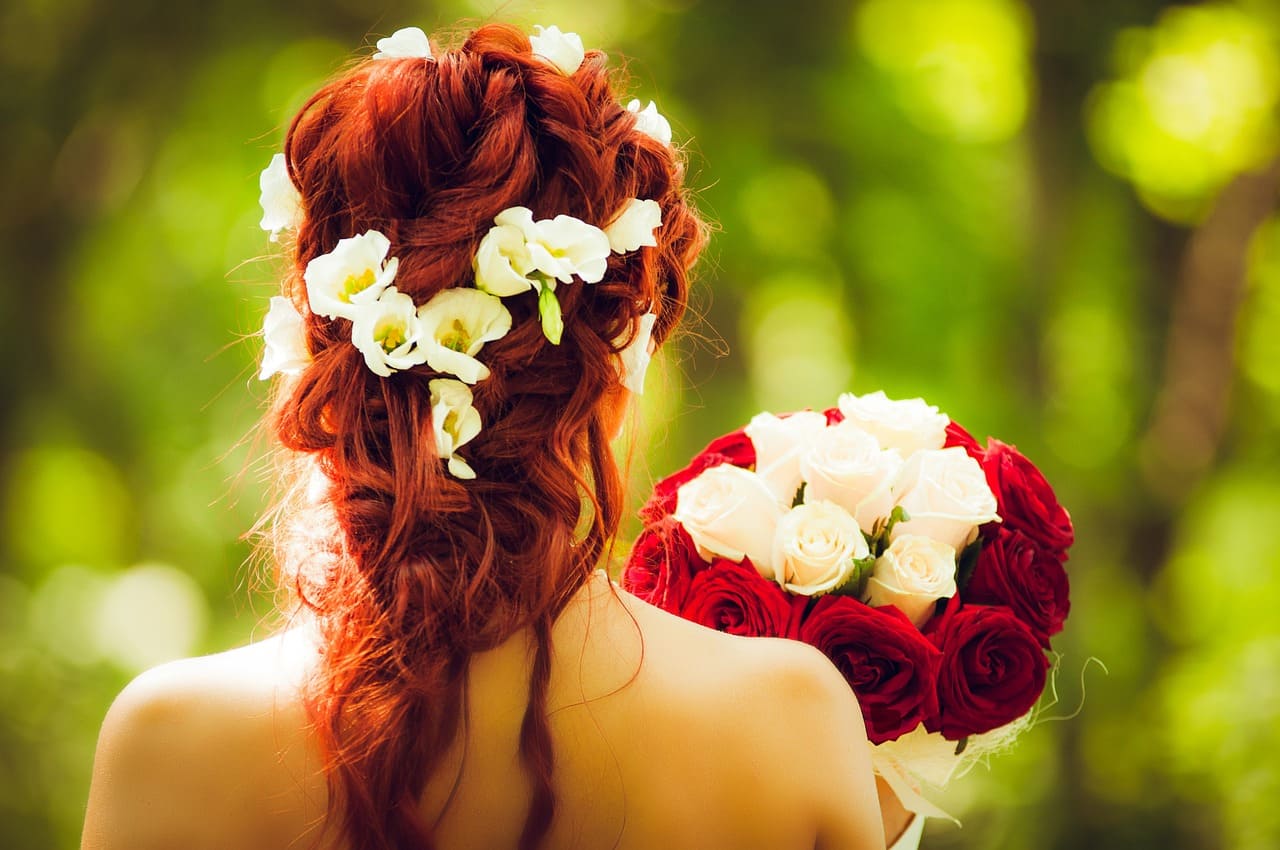 Wedding planner coiffure fleurs blanche et rouge