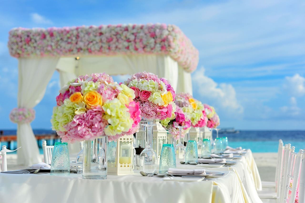 Wedding planner deco tables fleurs roses orange blanc provence
