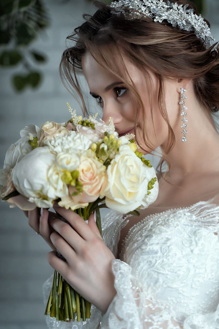 Wedding planner mariee bouquet roses blanches