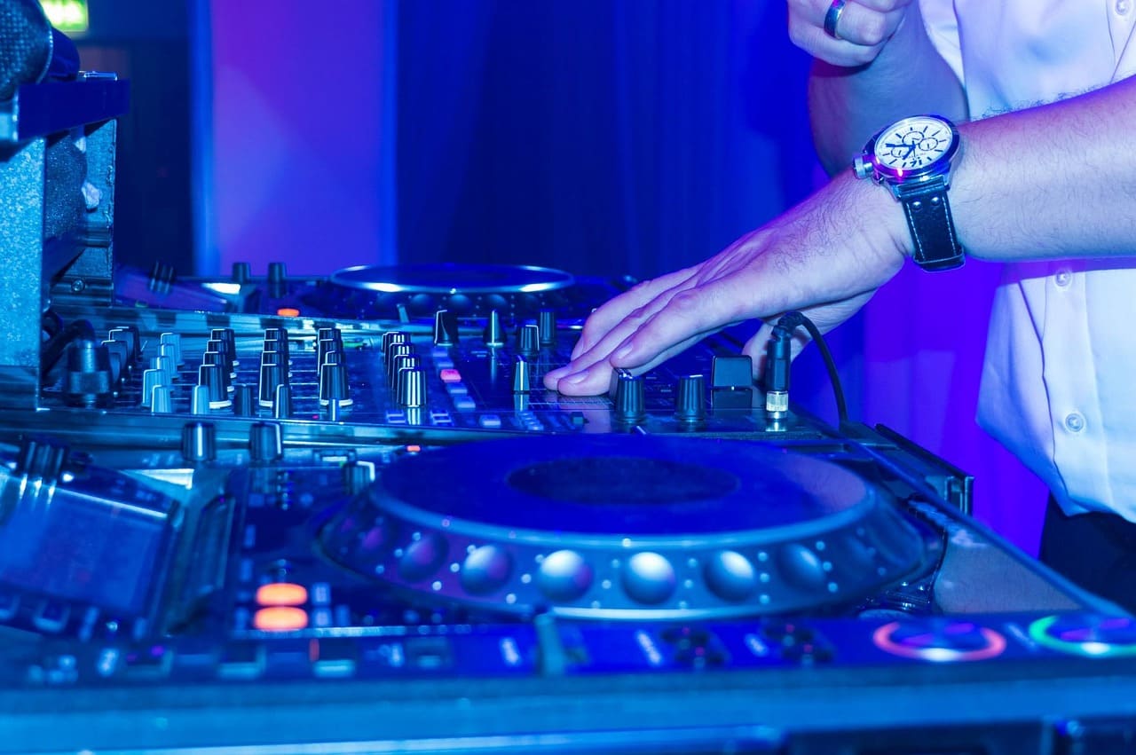 Comment choisir son DJ de mariage à Toulouse ou en Occitanie ?