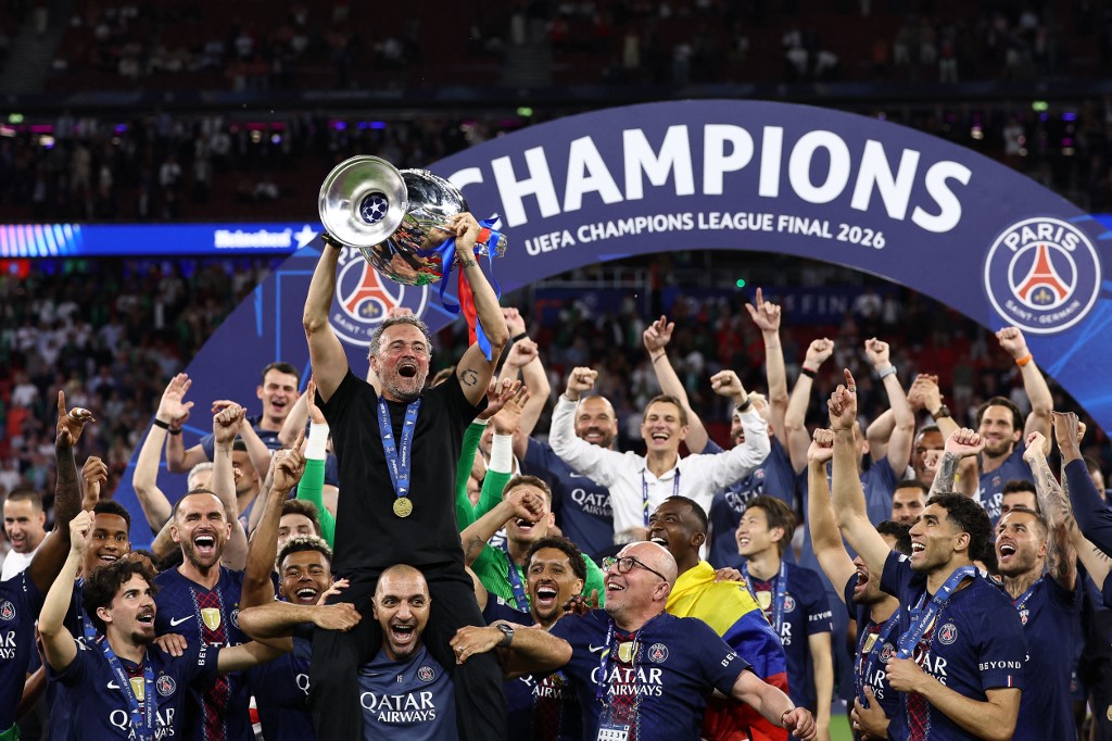 1842178 luis enrique et les joueurs du psg avec le trophee de la ligue des champions apres leur victoire en finale contre arsenal le 30 mai 2026 a budapest