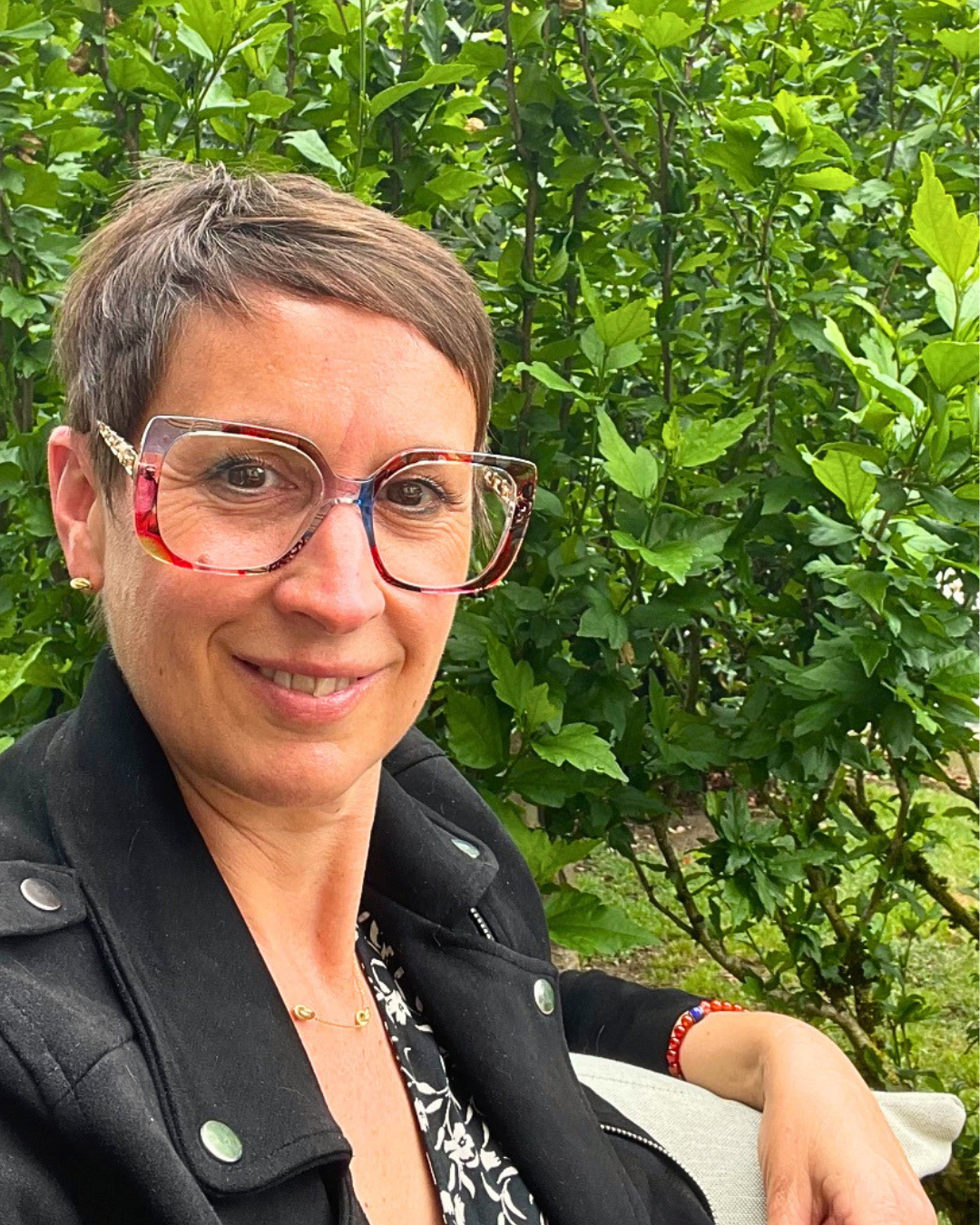 Portrait souriant de Anne Faubladier, thérapeute en Feng Shui tibétain, avec fond clair, arbre de vie et bougie