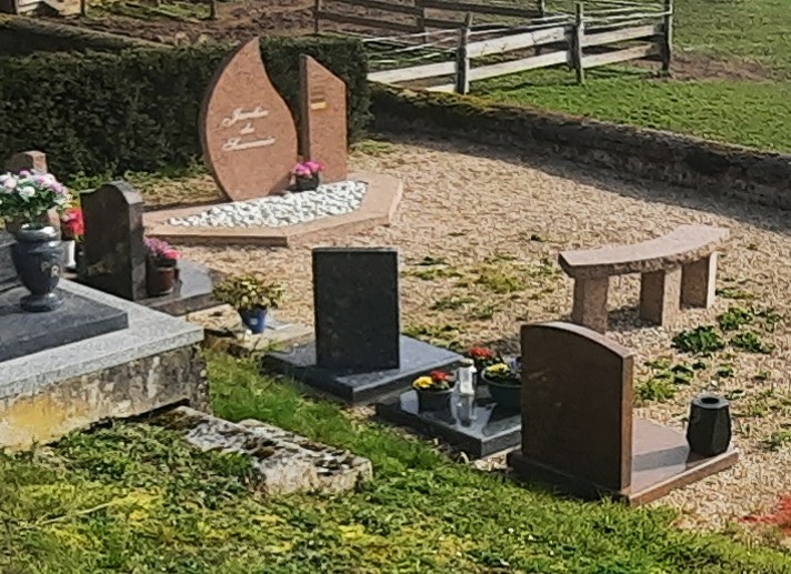 Jardin-du-souvenir-et-cavurnes