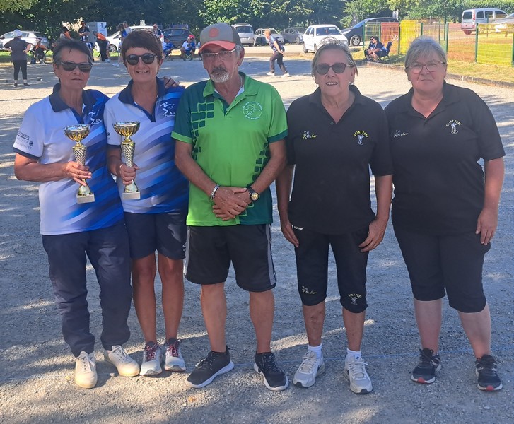 Les finaliste du a feminin en compagnie de michel corbeau president quelaines