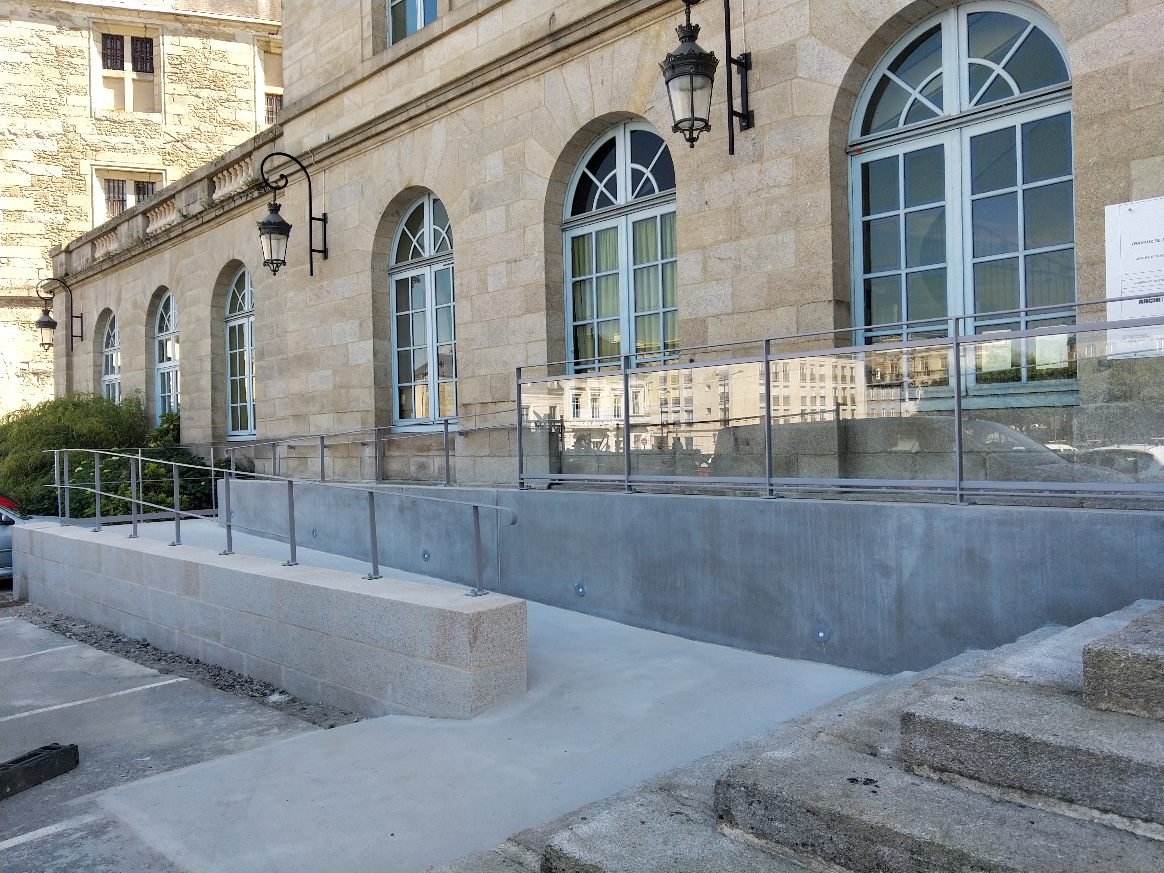 Réalisation de bâtiments industriels & collectifs avec accessibilité P.M.R