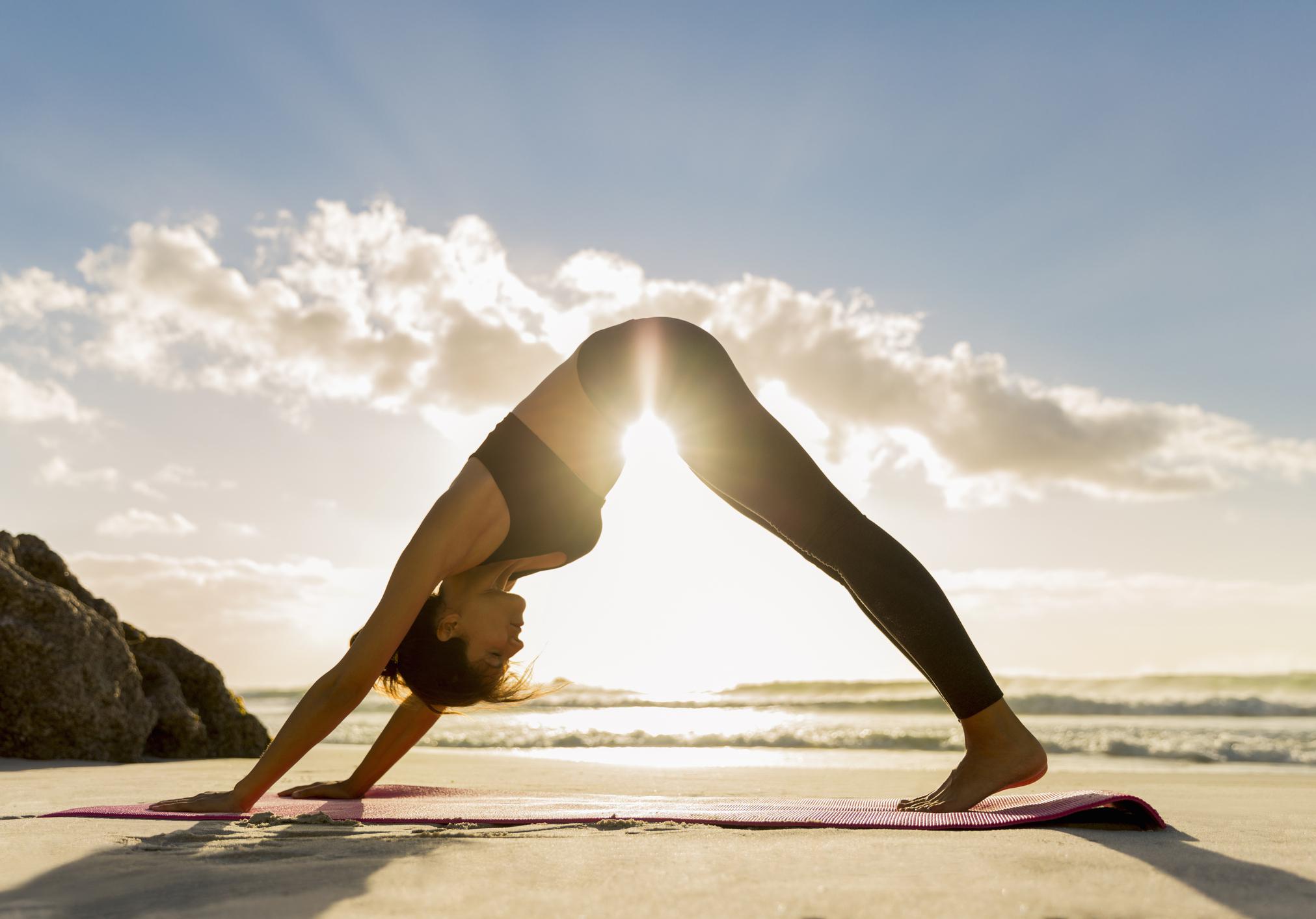 Ces-postures-de-yoga-vont-soulager-votre-dos-et-vos-hanches-en-seulement-4-minutes