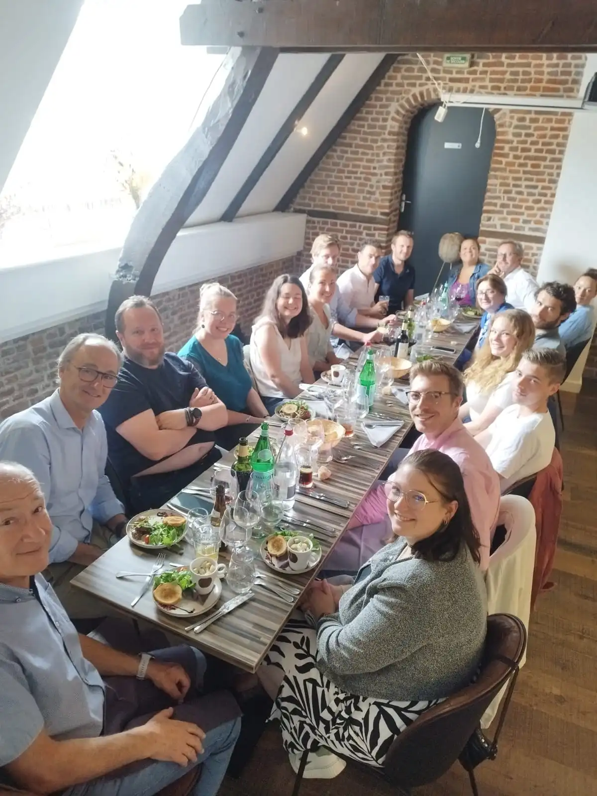 Collaborateurs Norgatec Consulting partageant un moment convivial autour d’un repas d’équipe