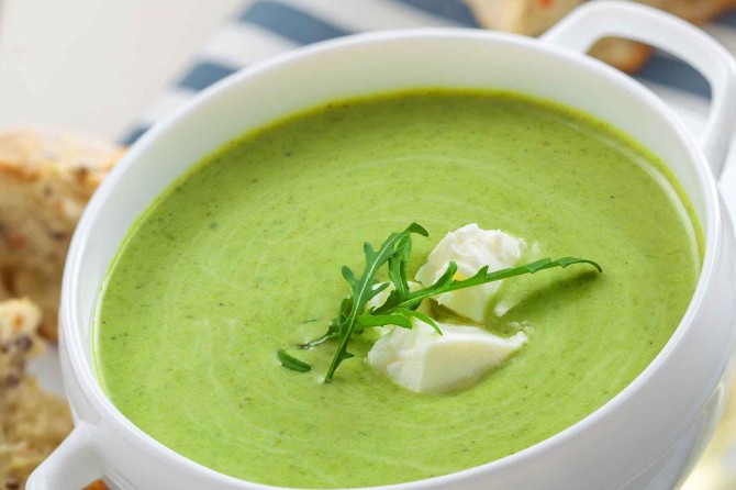 Soupe-glacee-de-courgette-chevre-et-lardons