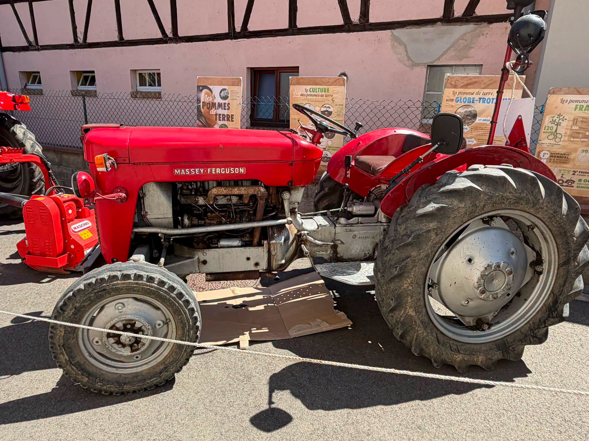 13 un vieux tracteur