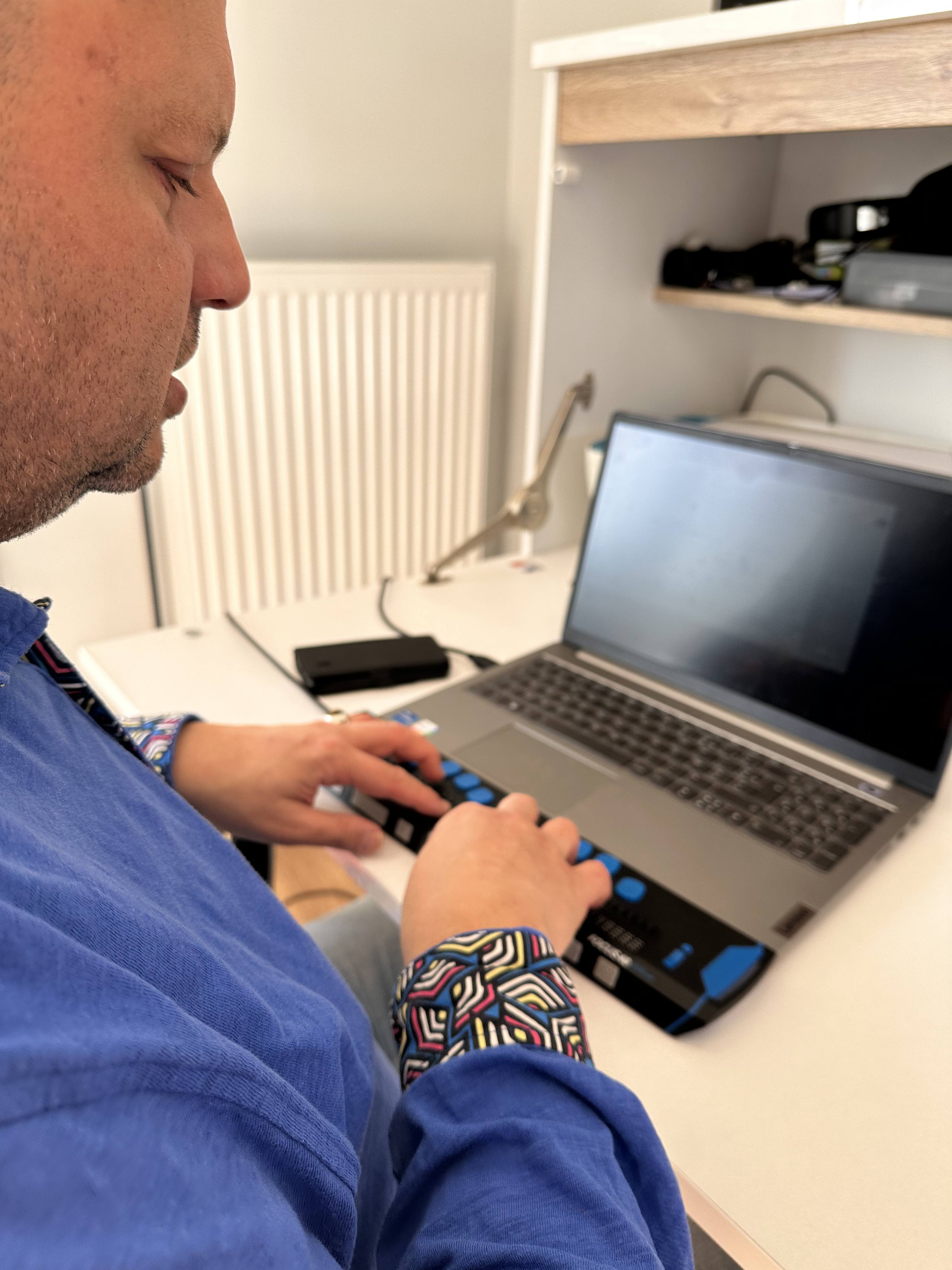 Photo de Franck Pruvost à son bureau