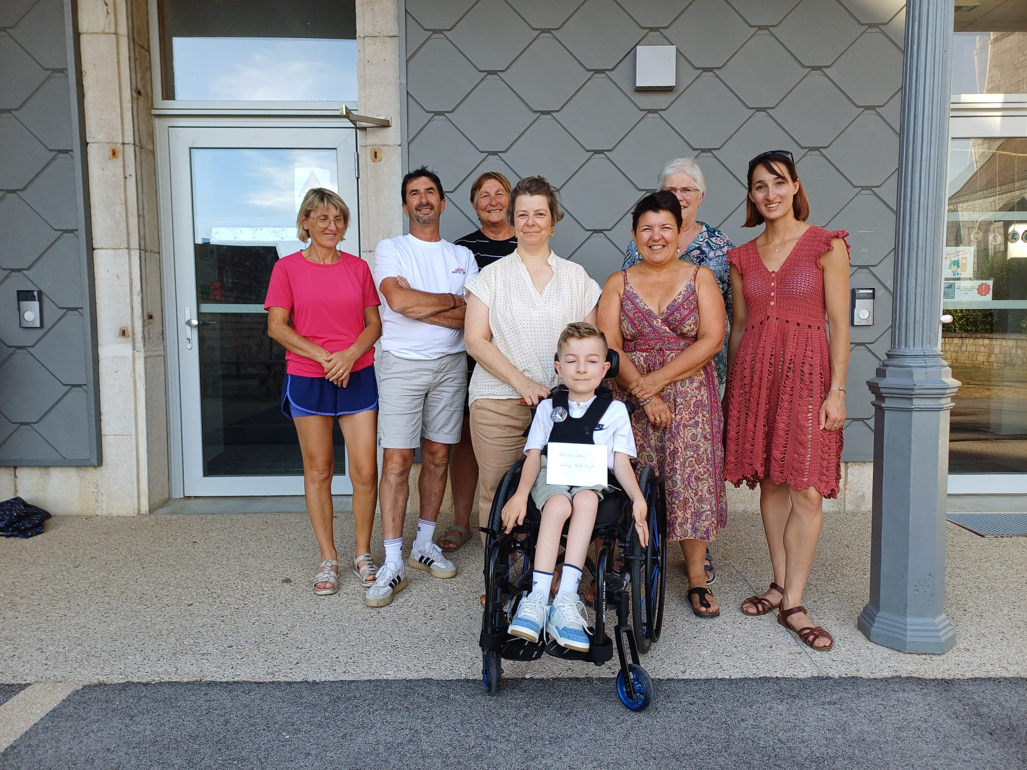 Remise d' un don de 1000 euros à l' association "Léony tout court"