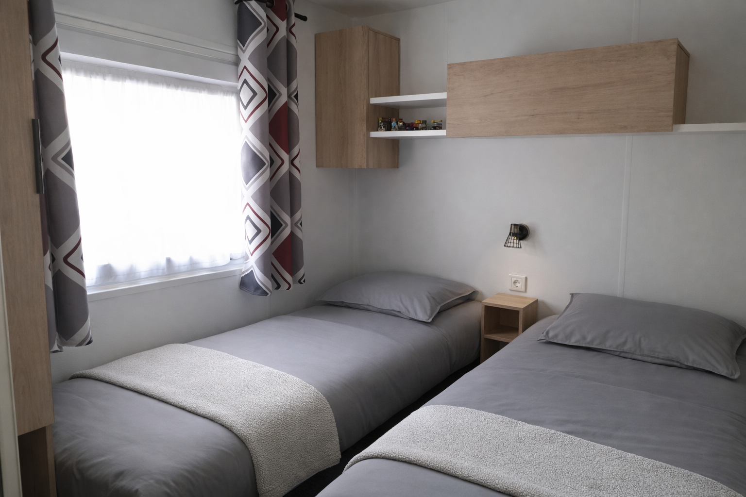 Chambre moderne avec lits simples
