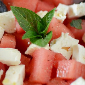 Salade-de-pasteque-et-de-fromage-de-brebis-basque