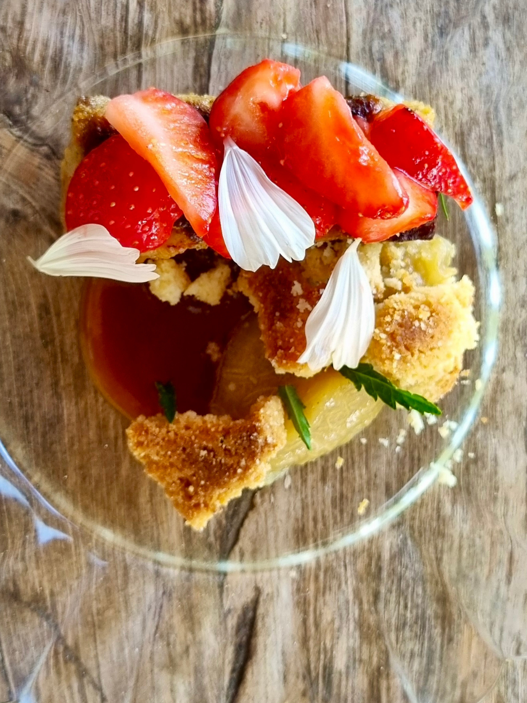 Gateau de pain perdu compotee de rhubarbe fraises marinees streusel amandes
