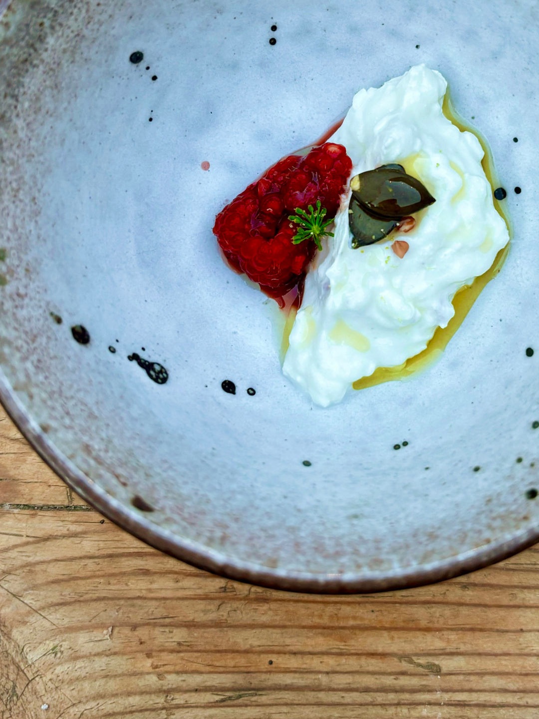 Fromage frais framboises au vinaigre de datte persil huile d olive