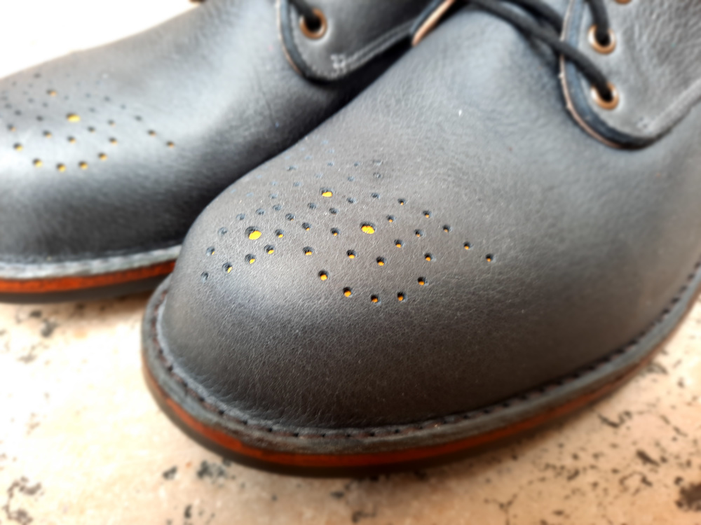 Chaussure homme au bout fleuri