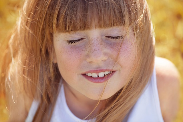Cette image représente le visage en gros plan d'une jeune fille rousse, les yeux fermés, la bouche entrouverte. Cette image inspire le calme intérieur, la paix, la tranquilité.