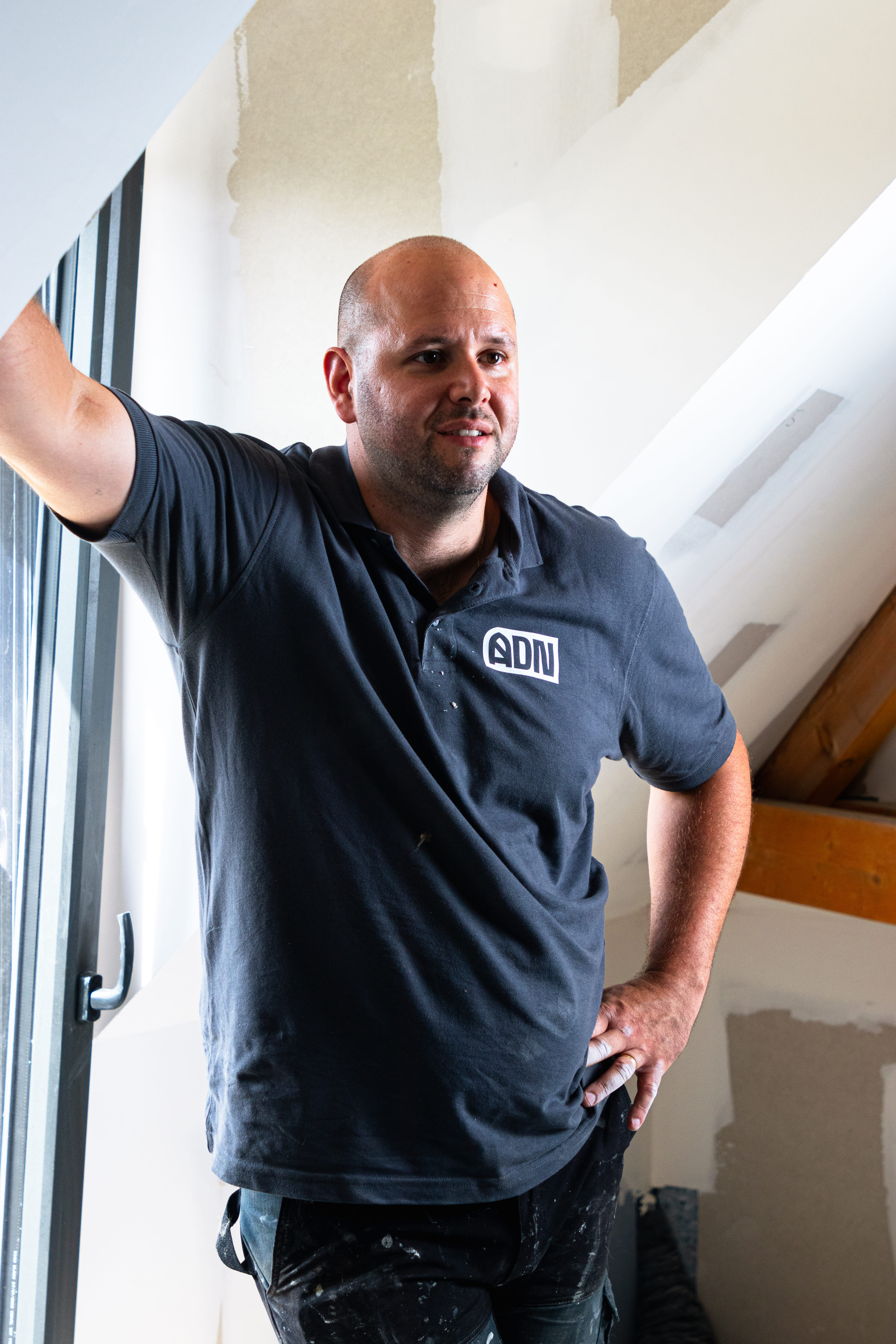 Benoît, artisan peintre et plaquiste diplômé, fondateur de L'Atelier du Normand près de Dieppe.