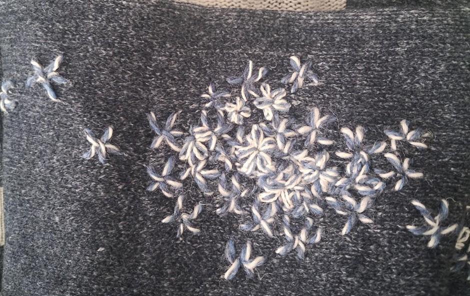 Reparer un pull par un ajout de broderie 