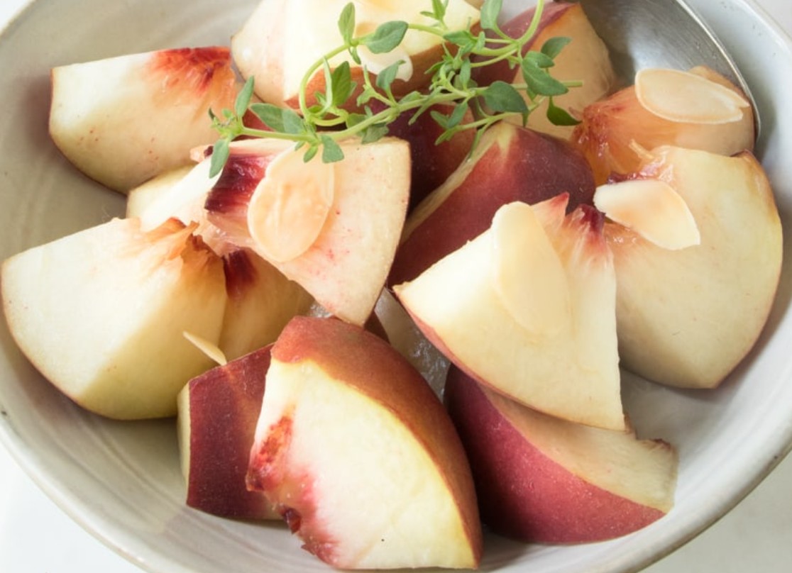 Salade-de-peche-blanche-aux-amandes-fraiches