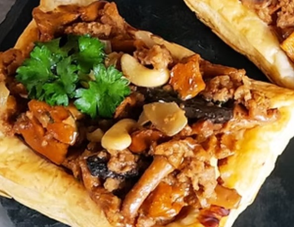 Feuillete-de-chanterelles-aux-amandes-fraiches