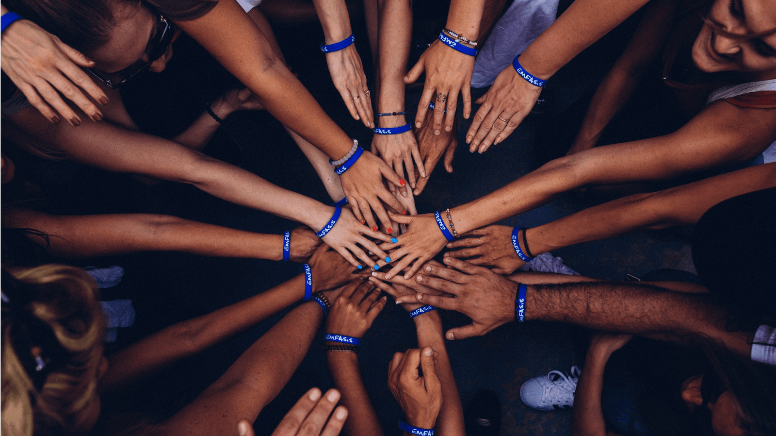 Quelle est la mission du commissaire aux apports dans les associations ?