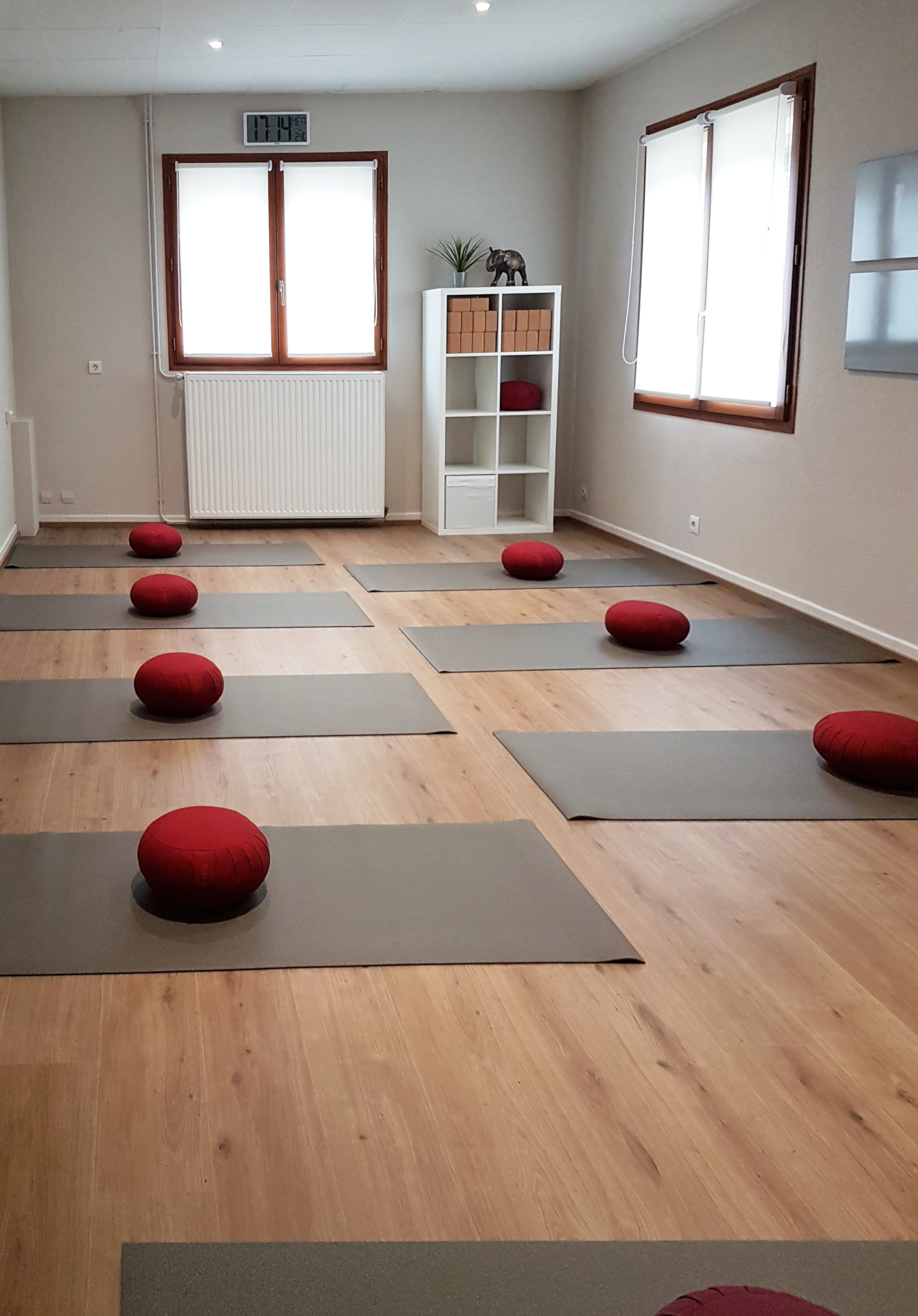 Studio de yoga Tolalab à Dole — salle de cours intimiste avec tapis et coussins de méditation, parquet chauffant