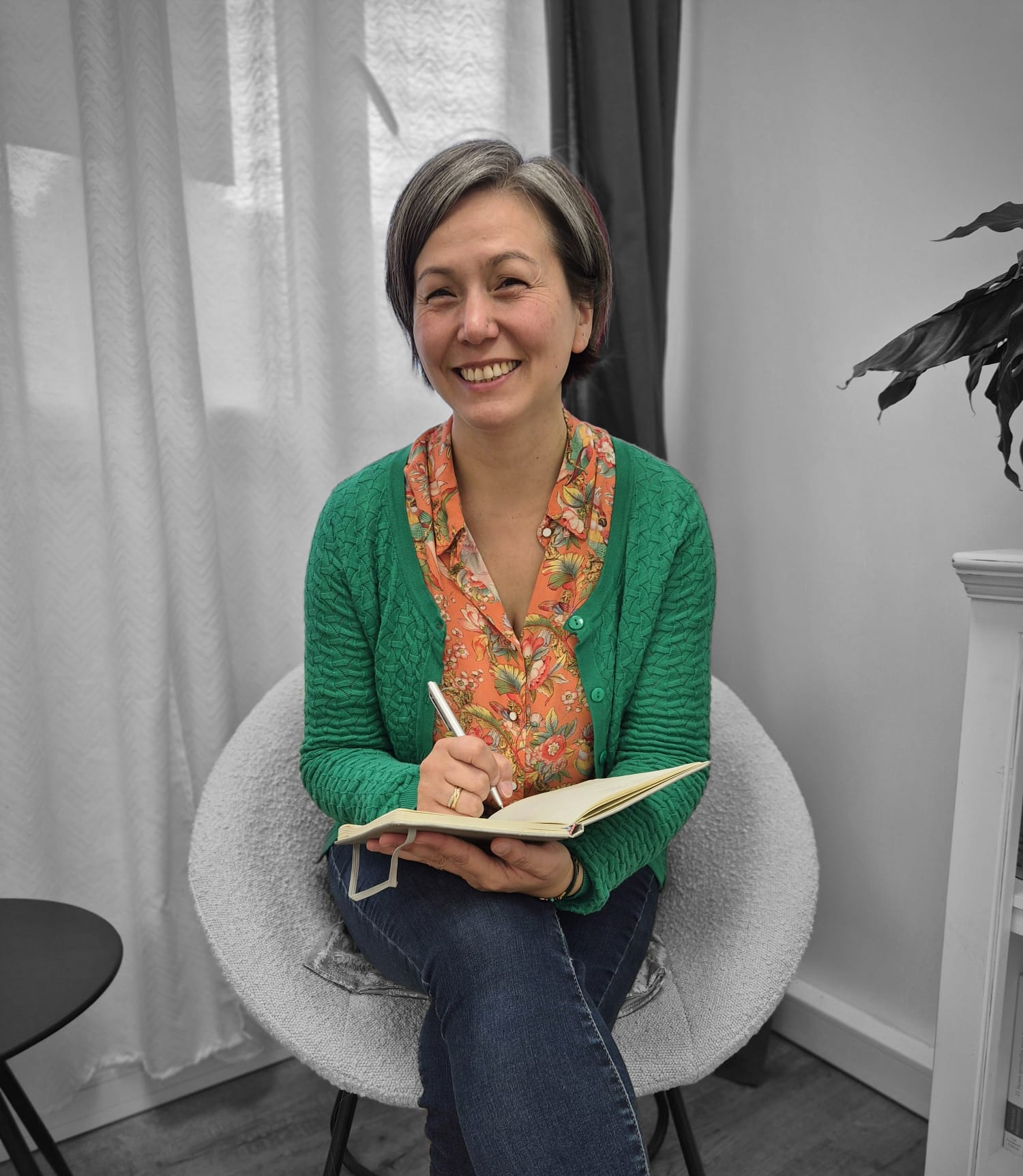 Portraite de Stéphanie YAO dans son cabinet à Palaiseau.