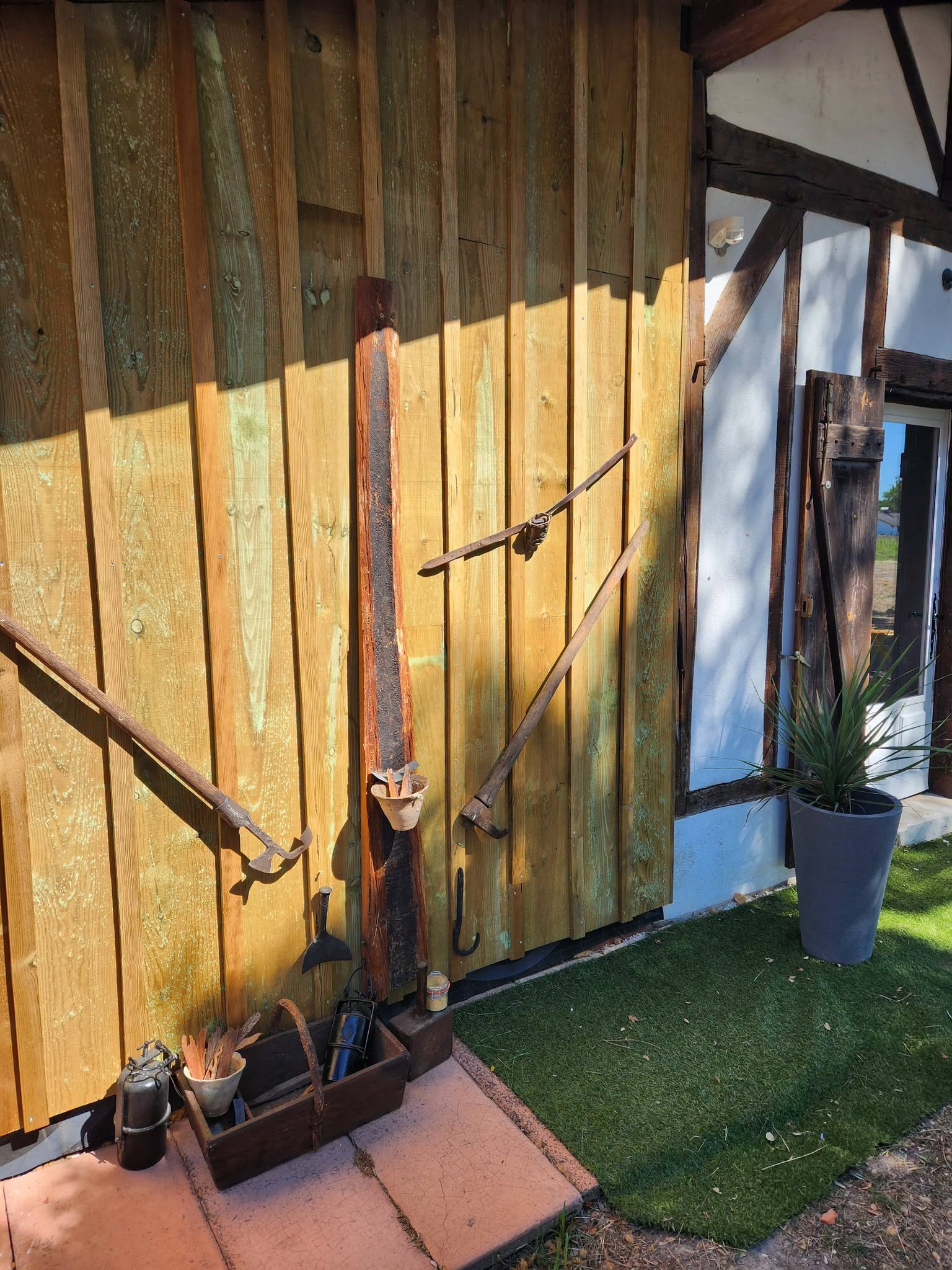 Lou-bel-air-outils-au-mur