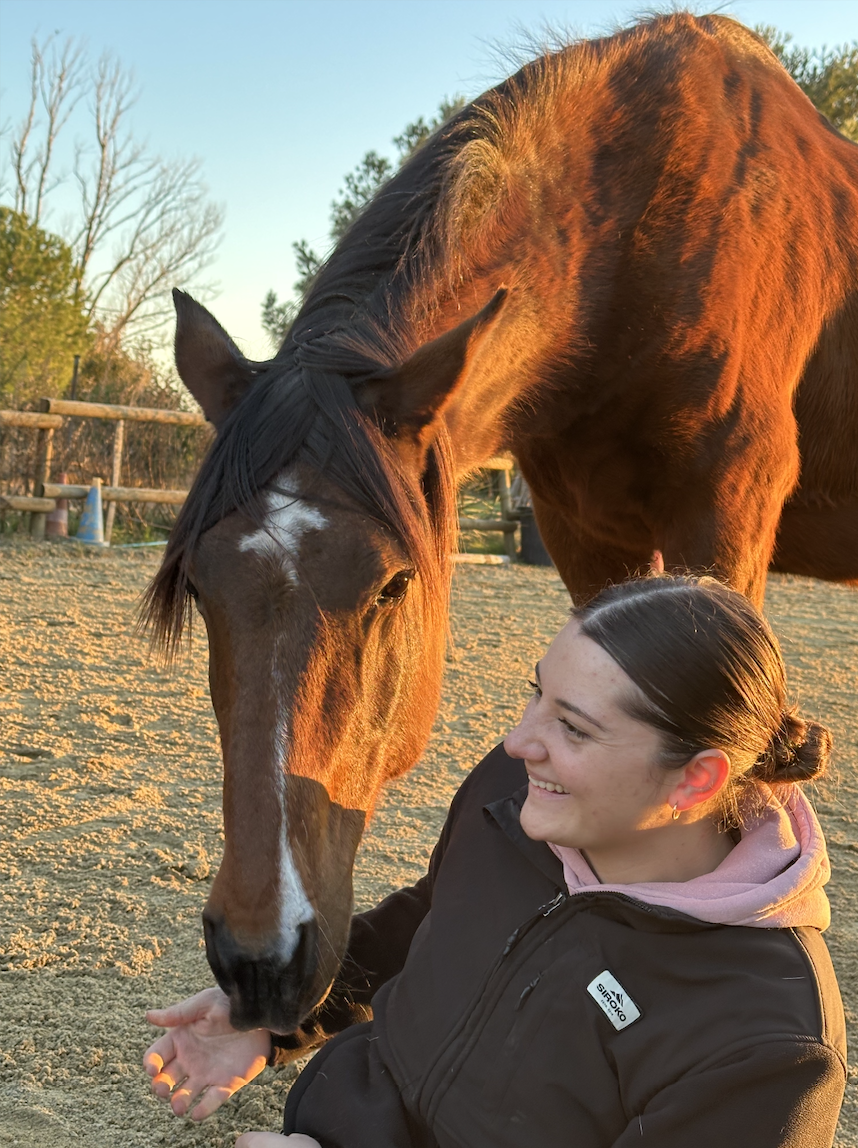 Emilie, créatrice de Milie une patte, avec son cheval
