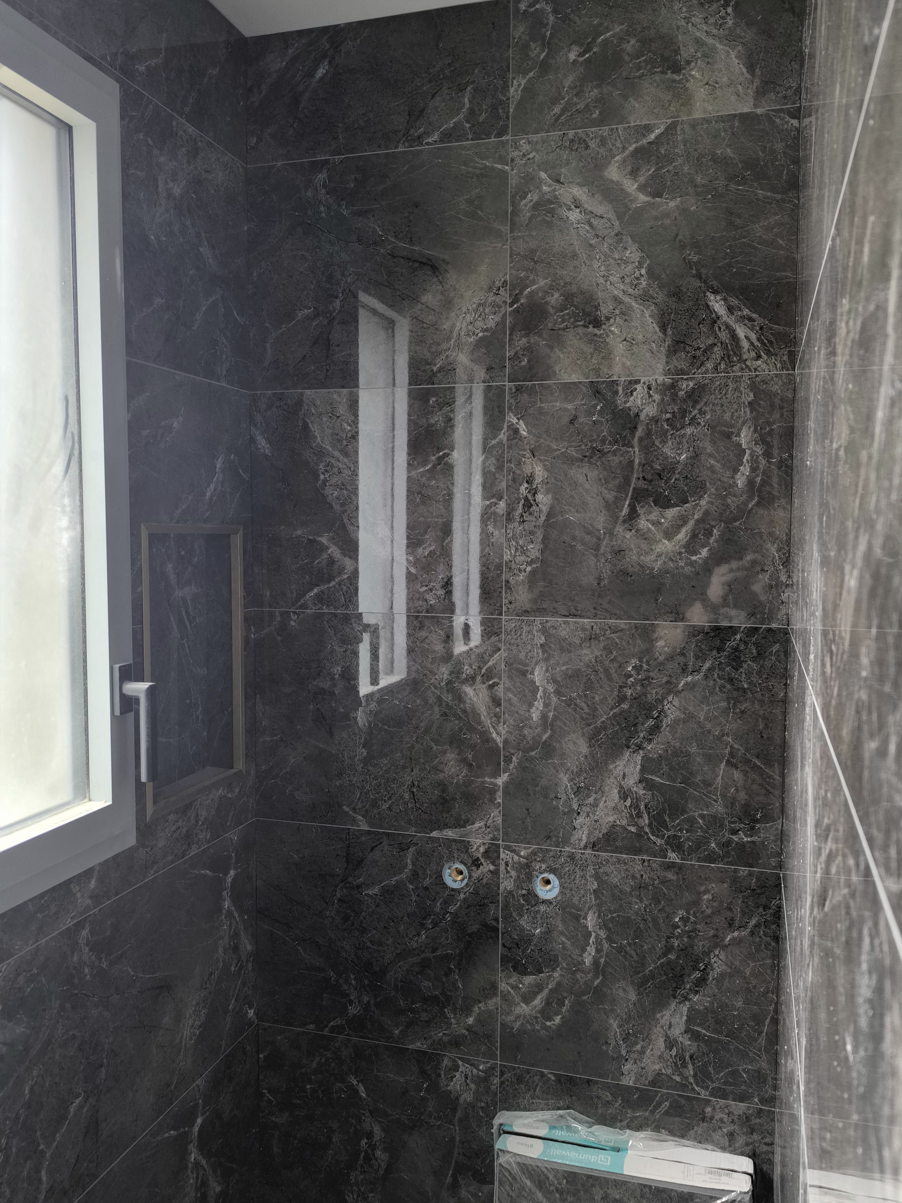 Pose de dalle PVC de salle de bain murale imitation Marbre