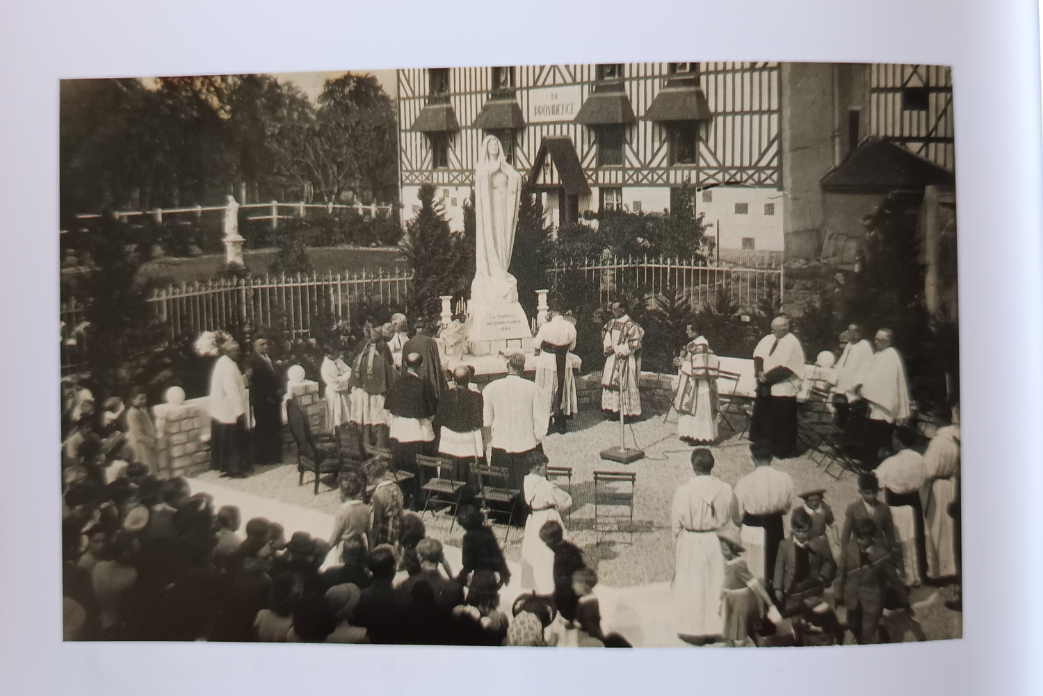 Benediction-statue-marie-st-cyr-du-ronceray