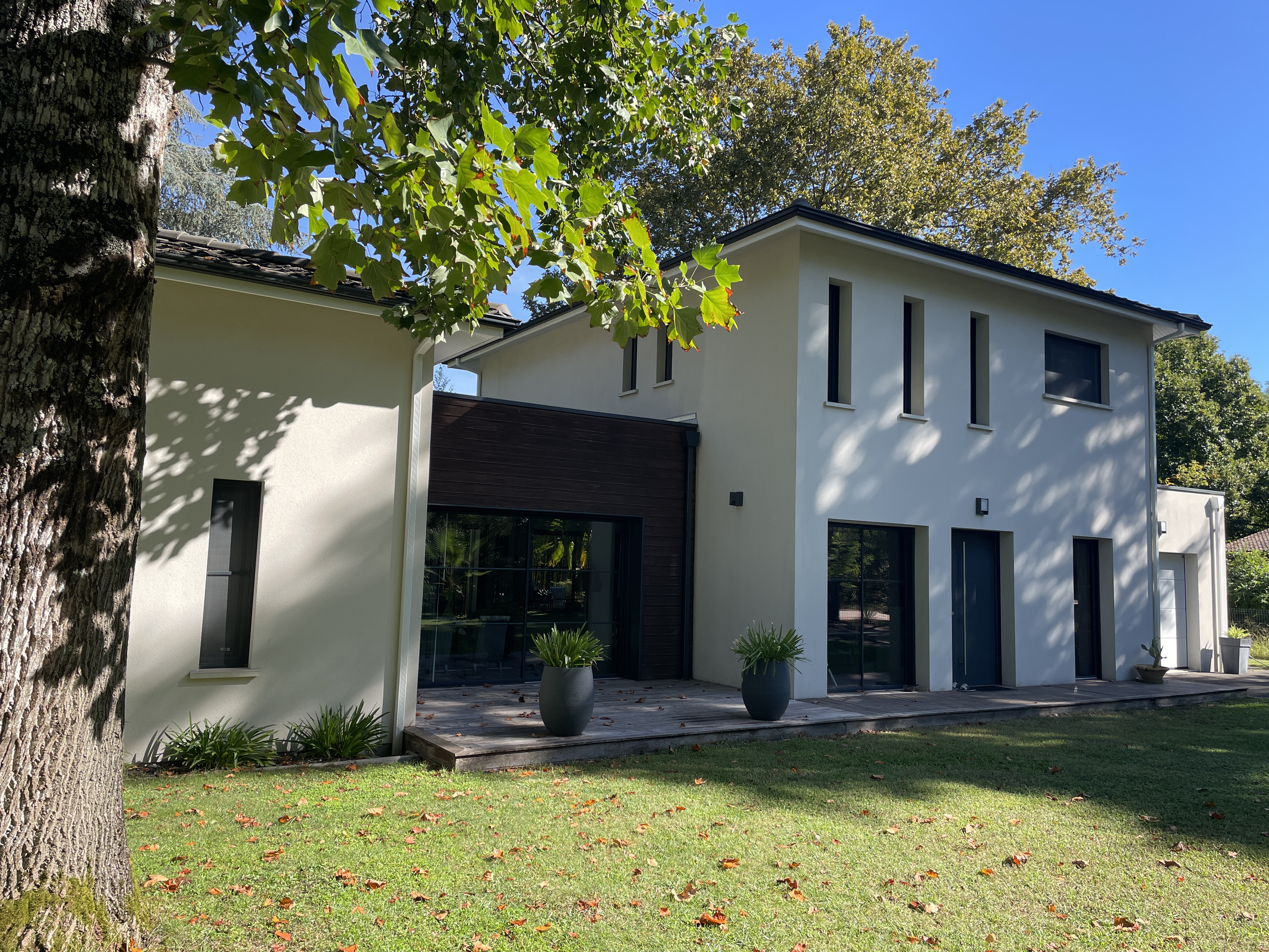 Dans cadre de verdure maison chambre d hotes airbnb booking saint aubin de medoc bordeaux atelier les renaissances tapissier decorateur
