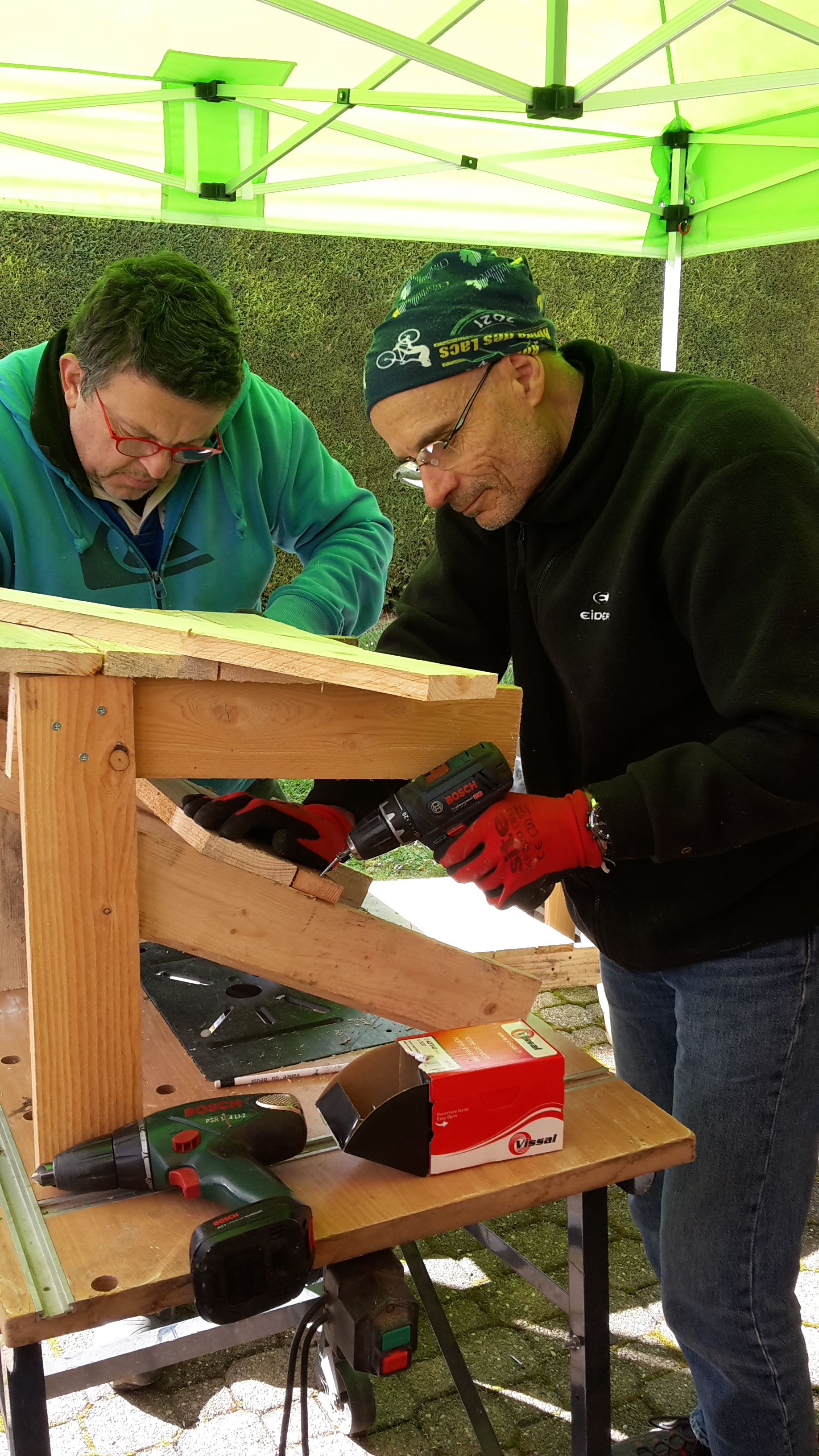 pendant l'atelier bois de Pierre Gérard à Beaumont, proche de Clermont-Ferrand, on apprend à fabriquer un meuble (comme une chaise) en bois de palettes. upcycling et DIY au rendez-vous !