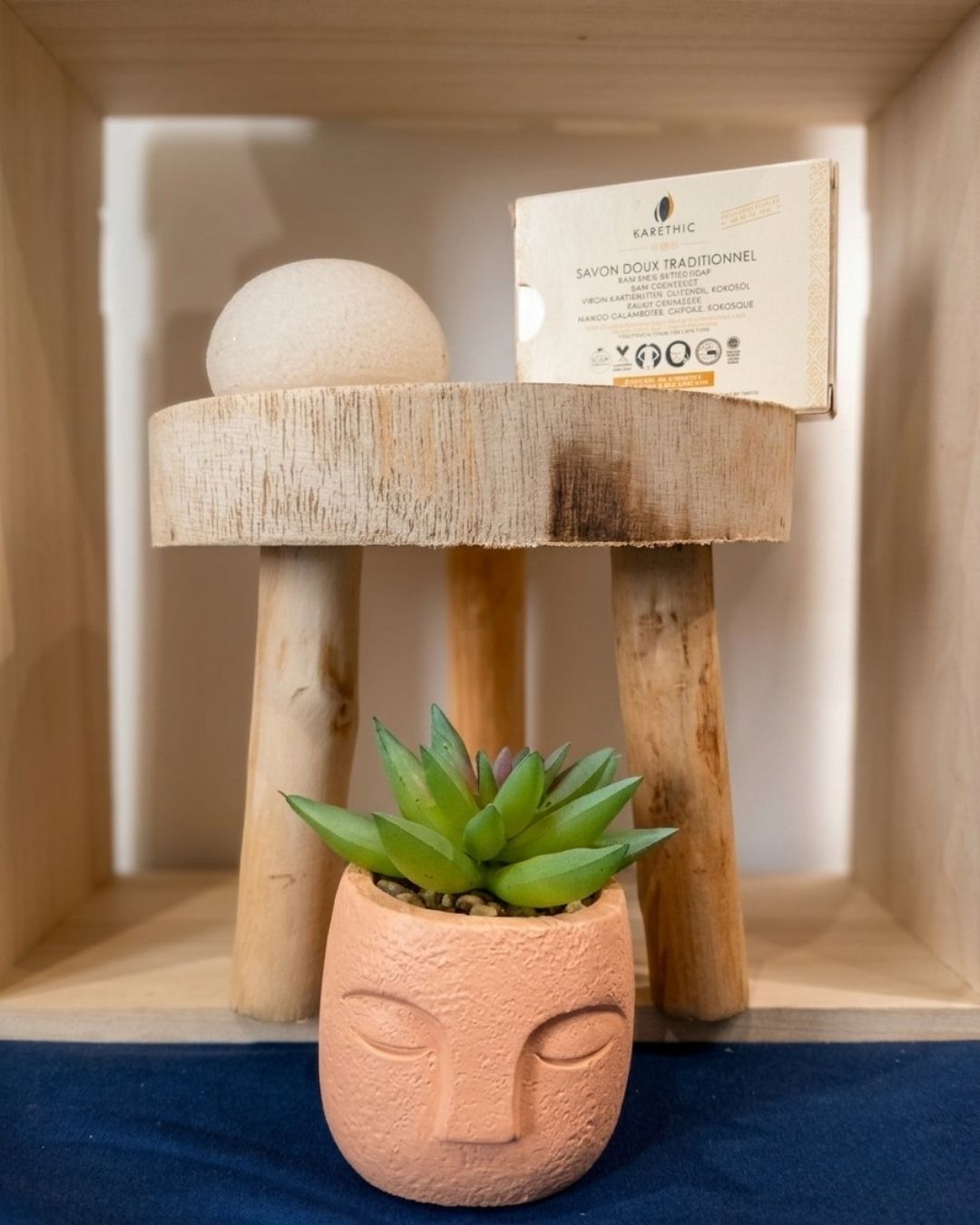 Kit rituel exfoliant visage avec savon karéthic au beurre de karité et éponge konjac naturelle chez Ansulia Perpignan