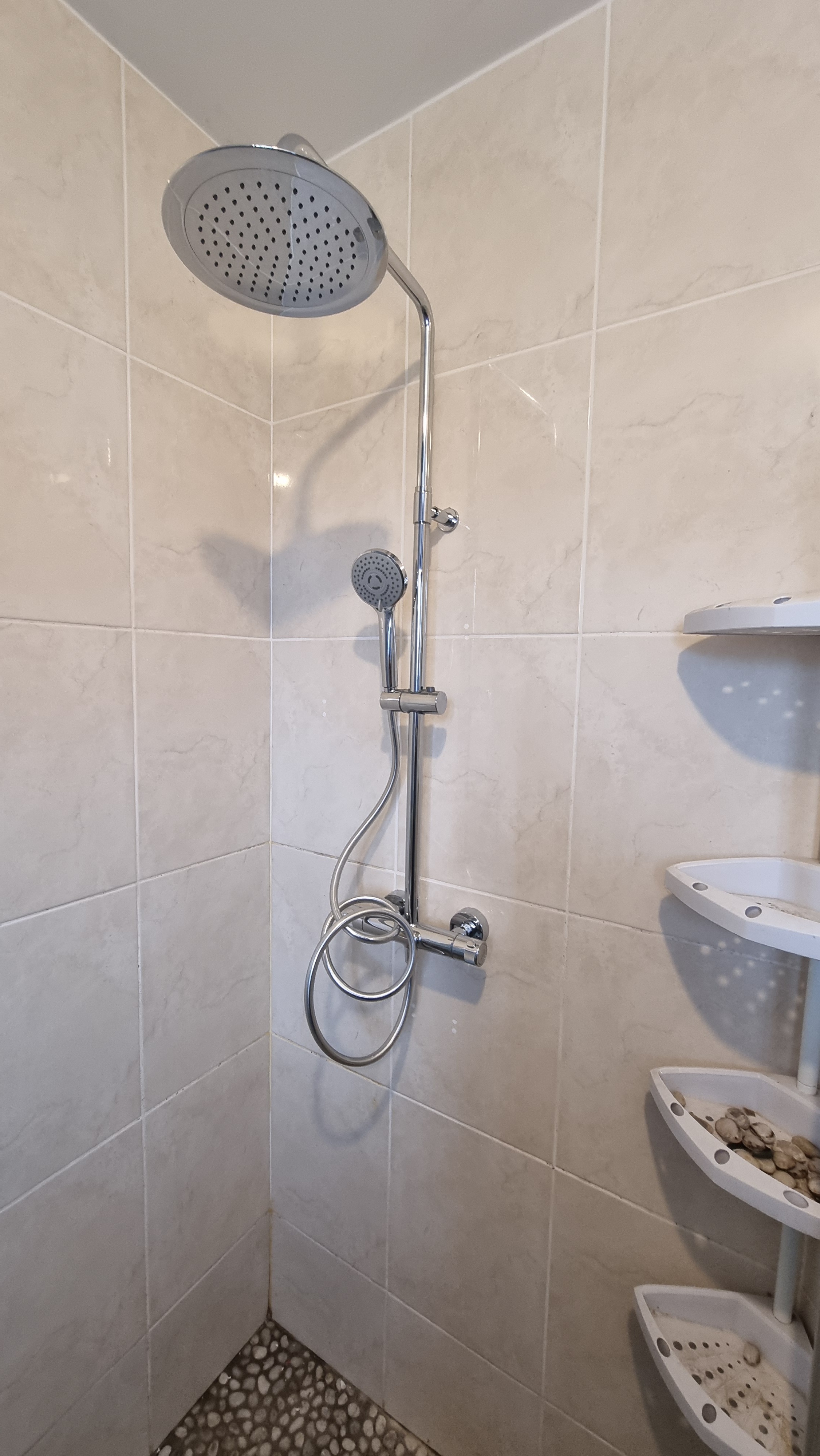 Installation d'une nouvelle colonne de douche 
Plombier Tilly sur seuilles.