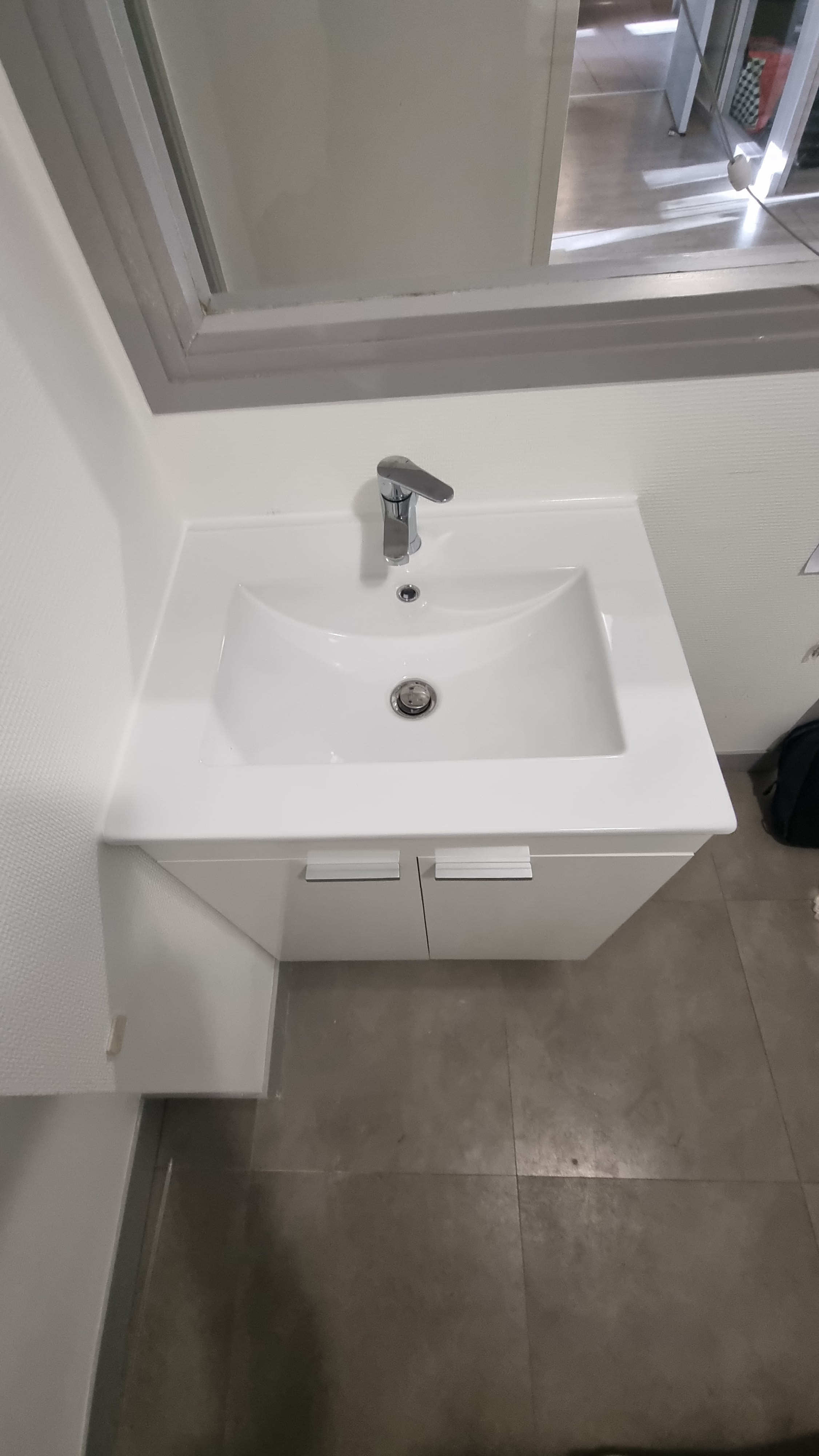 Installation d'un meuble sous-vasque et vasque dans un local prévu pour une infirmerie.
Plombier Louvigny
