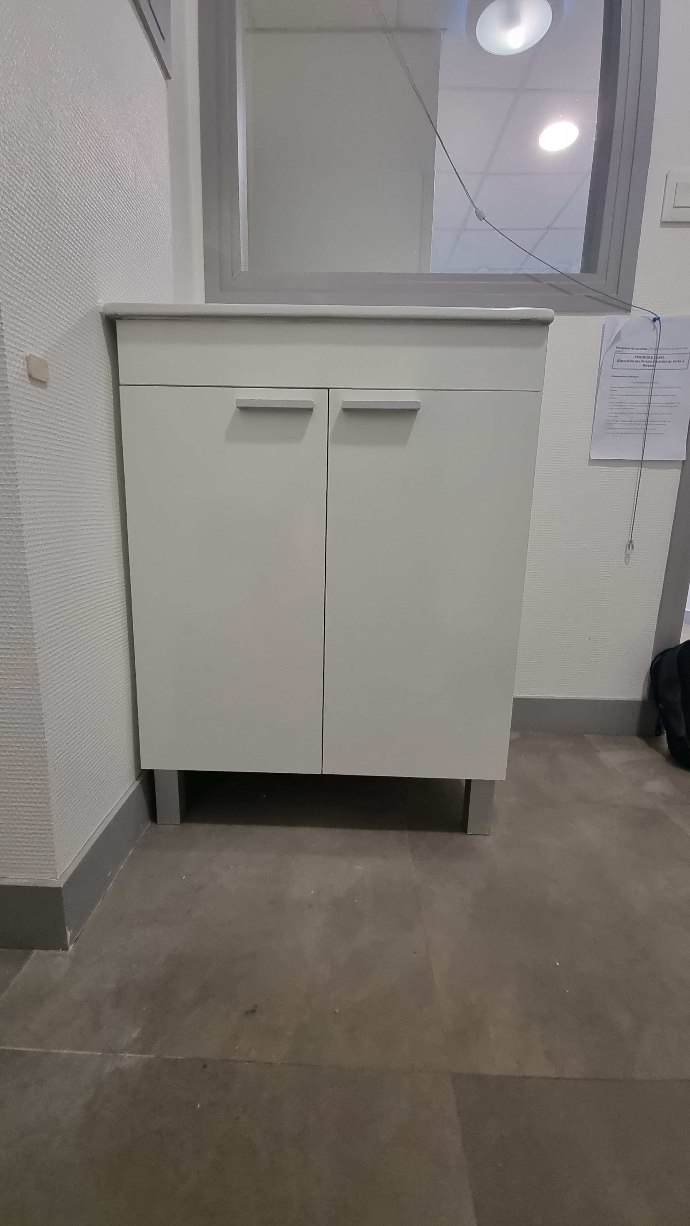 Installation d'un meuble vasque dans un local prévu pour une infirmerie.
Plombier Carpiquet