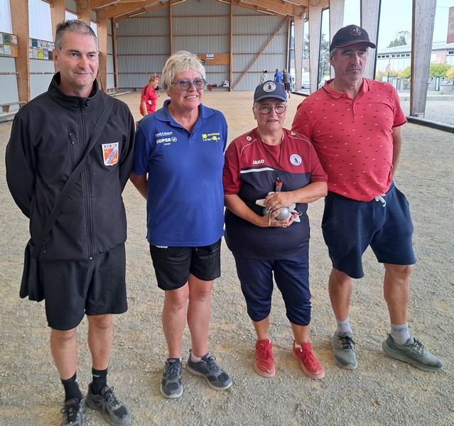 Les 2 finalistes feminines du a entourees de david poirrier arbitre et de pascal ledain pdt villaines