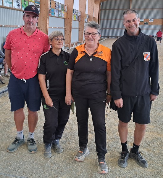 Les 2 finalistes du b feminin entourees de pascal ledain pdt villaines et de david poirrier arbitre 